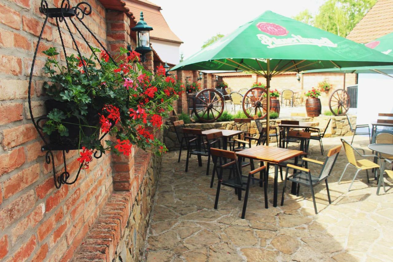 Penzion A Restaurace U Kalendu Strážnice 외부 사진